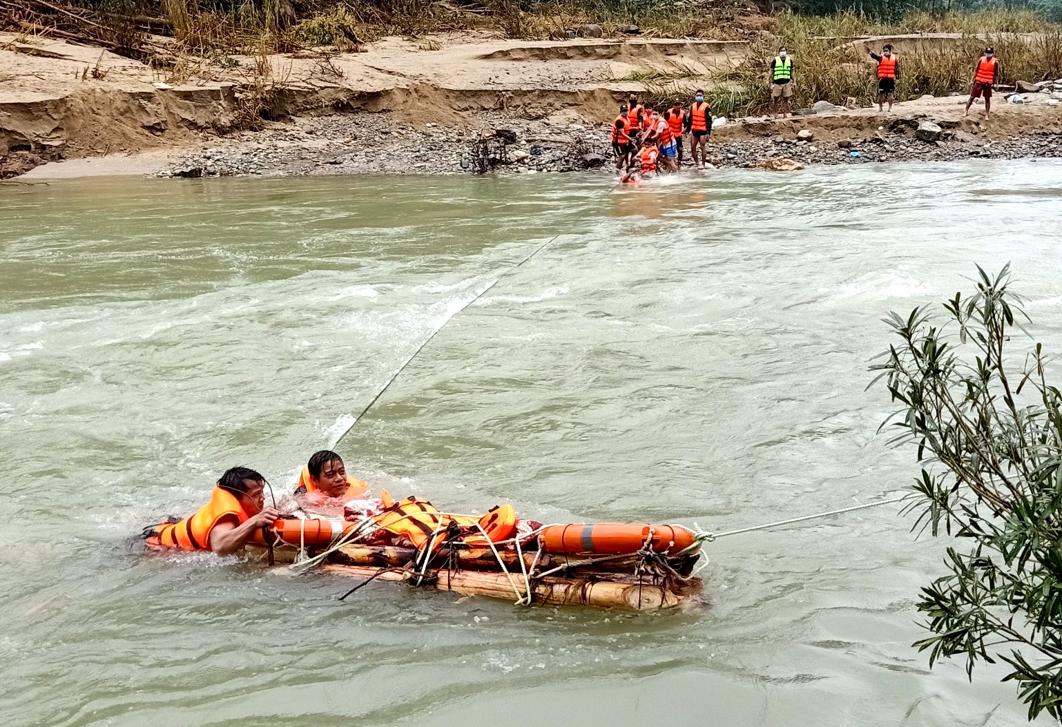 Vượt thác ghềnh tìm nạn nhân mất tích
